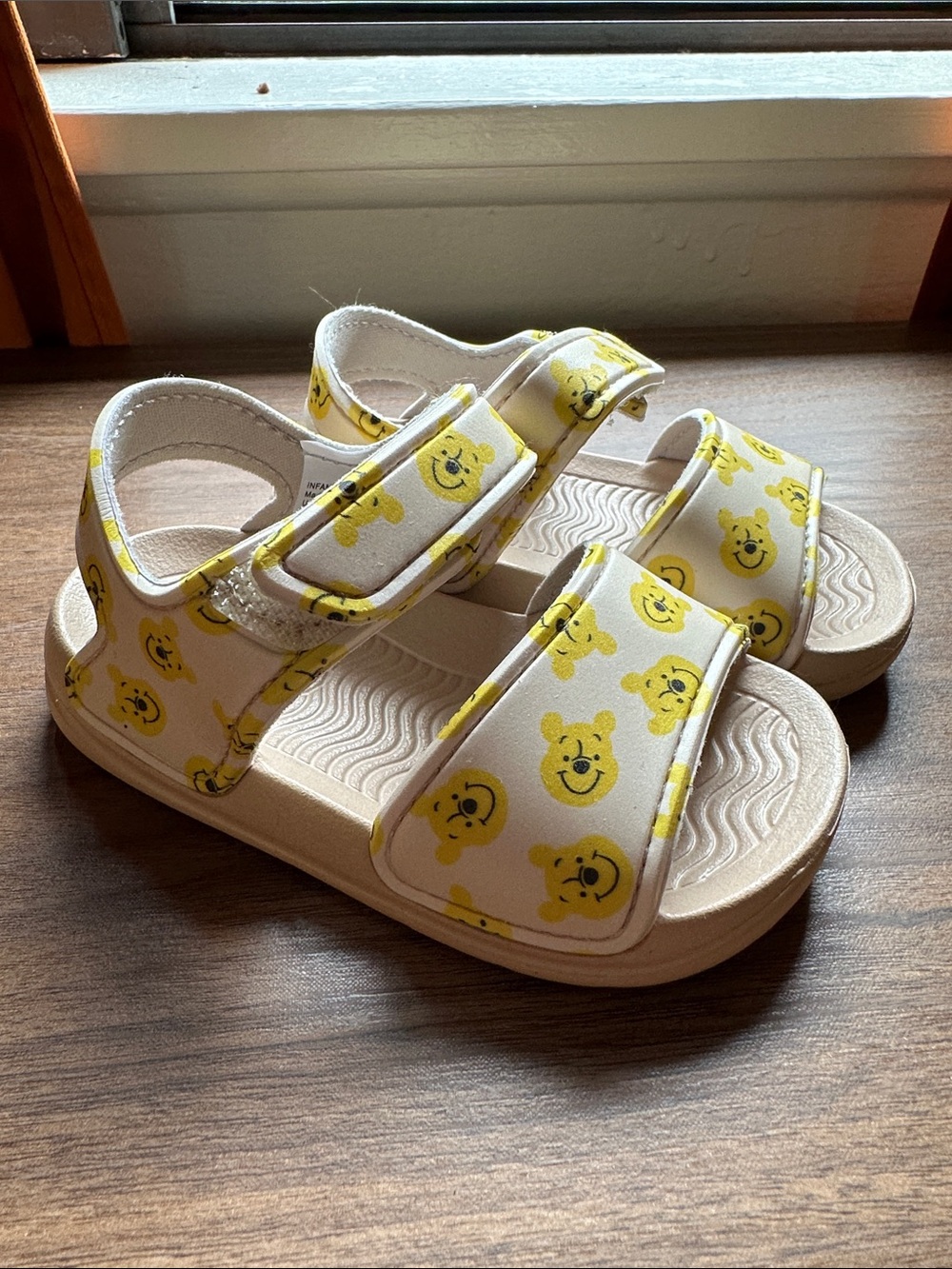Disney baby Winnie the Pooh size 4 sandals never worn